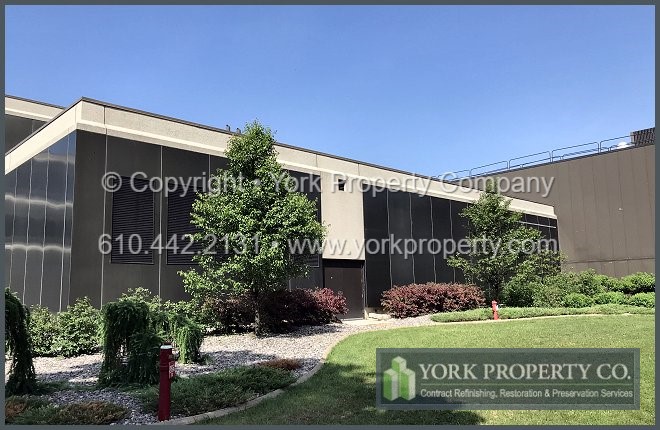 The dramatic difference in the anodized aluminum from before to after gave the building a true facelift, completely restoring the surface to its original condition.