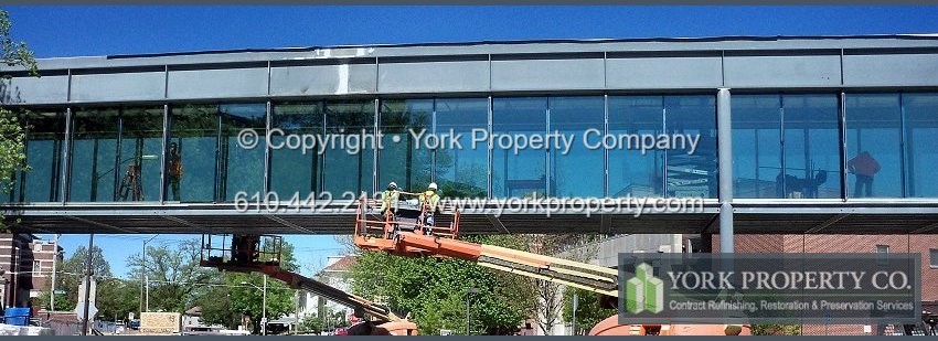 Getting concrete slurry and mortar stains from anodized aluminum window frames. We clean acid etched anodized aluminum, refurbish, refinish and repair oxidized anodized aluminum. We get stains and concrete off of anodized aluminum.