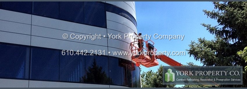 Anodized aluminum mold and mildew stain removal. Cleaning anodized aluminum metal siding, commercial refinishing and restoration. Removing mold and mildew stains from clear anodized aluminum siding panels.